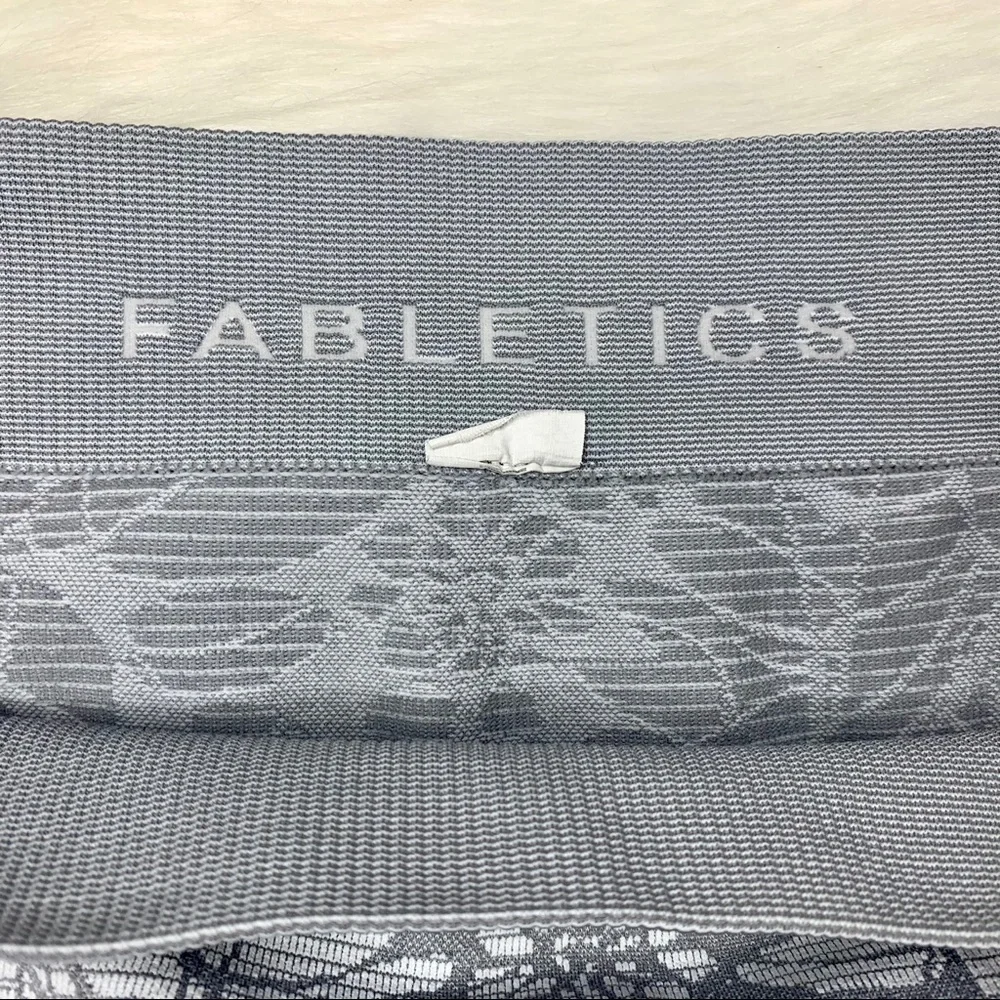 Fabletics Sebastian Mid-Rise Crop, Sz Sm - Picture 6 of 11